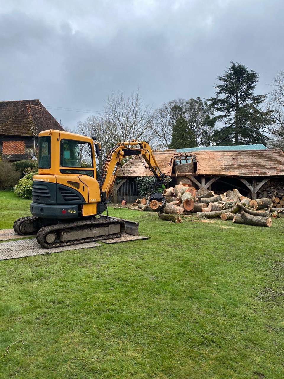 This is a photo of tree felling being carried out in New Romney. All works are being undertaken by New Romney Tree Surgeons